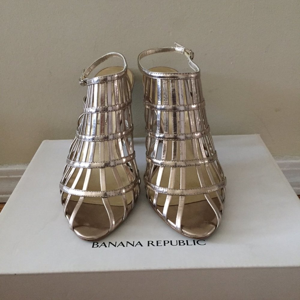 Banana Republic Gold Sandals Size 7 (Like New)